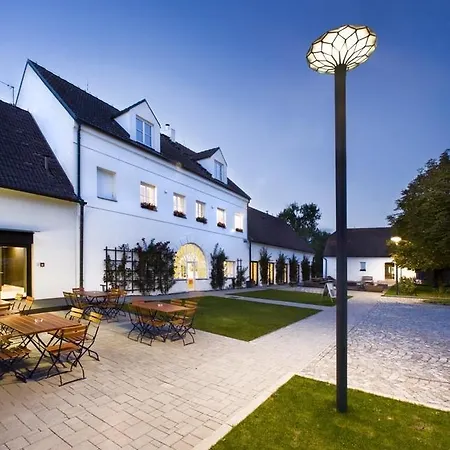 Yard Szálloda Předboj